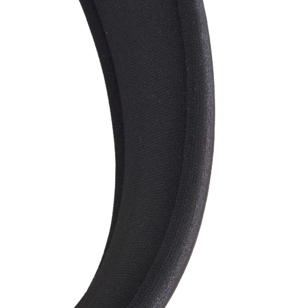 Mehka podloga s polnilom - GogiPet® ovratnica s kovicami - črna barva
