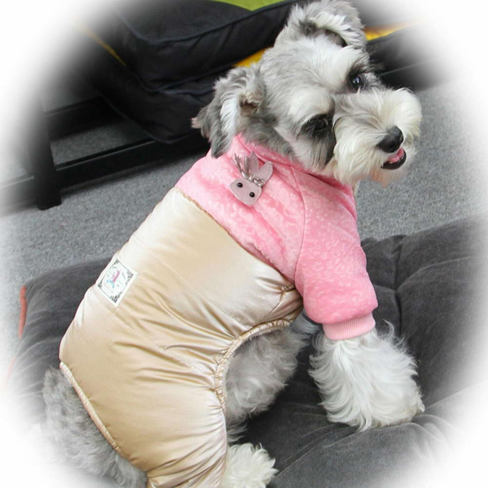 Zimski kombinezon za pse "Rozi" - rožnata barva, našitek in sponka na hrbtnem delu
