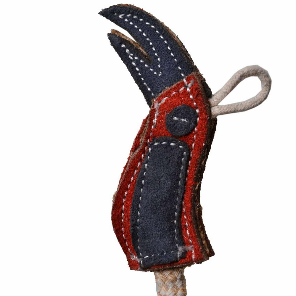 Igrača za pse iz naravnih materialov "Rdeč tukano" je šivana z bombažnim sukancem