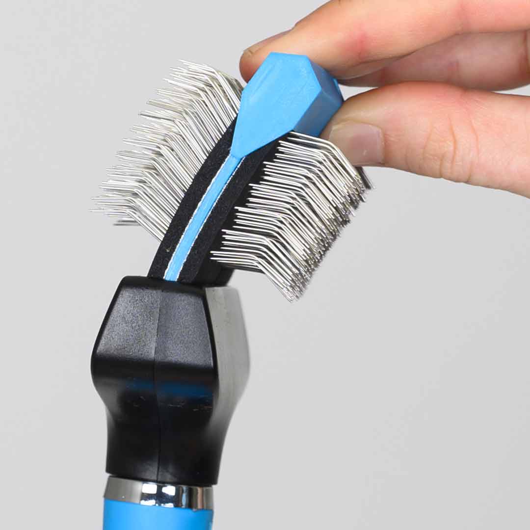 Flex Groom Multibrush Single Aktiv Profi  - krtača za gosto dlako ima upogljivo delovno površino